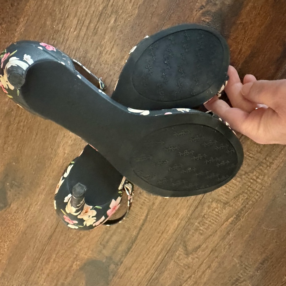 NWOT Kelly & Katie Black Floral Heels “Kirstie” - Picture 12 of 13
